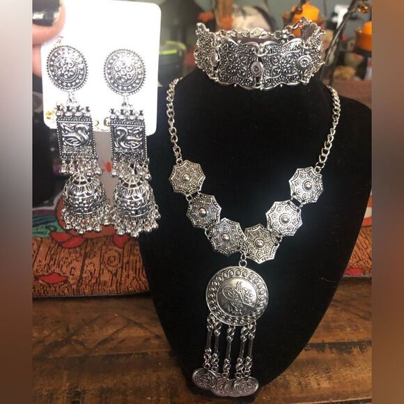 Set of 3 silver played necklace earrings and bracelet.necklace can be choker - Picture 1 of 8